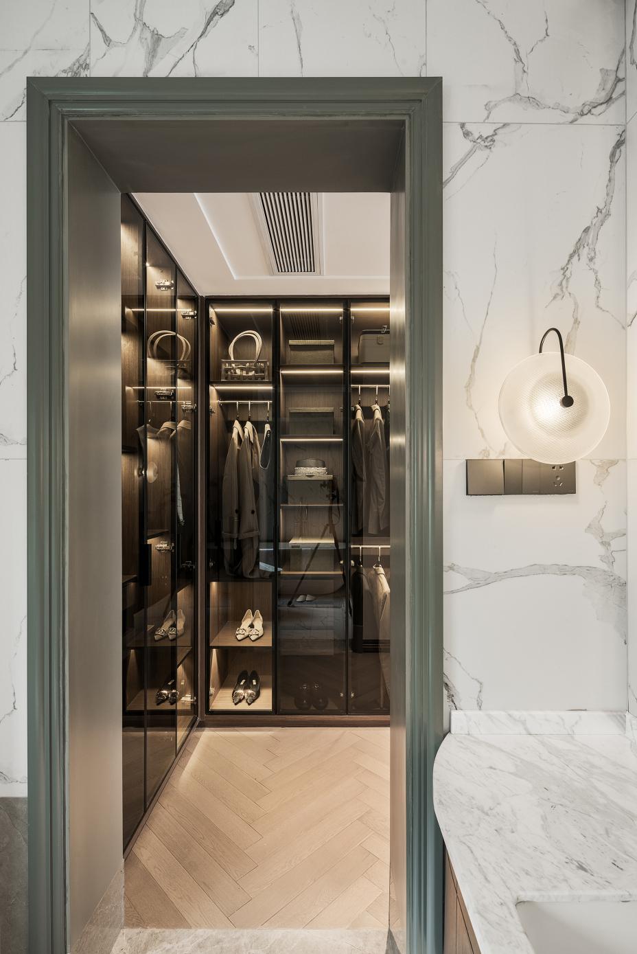 歐式輕奢風格家裝設計室內裝修效果圖-衣帽間 歐式輕奢風格家裝設計室內裝修效果圖-衣帽間