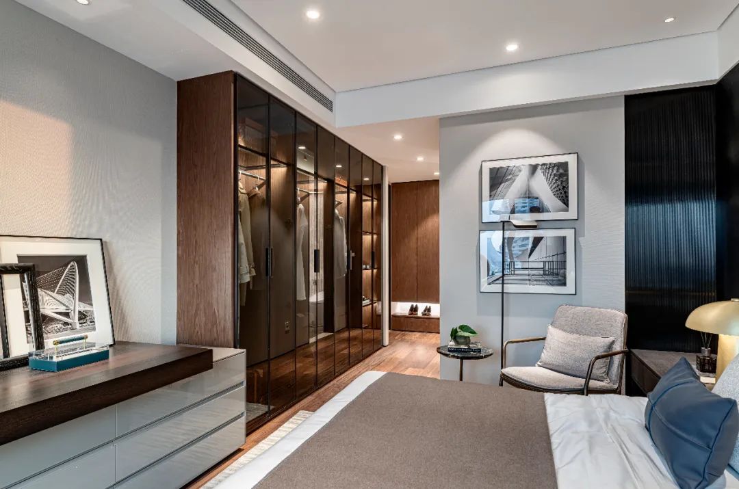 現代簡約風格室內設計家裝案例-主臥衣帽間 現代簡約風格室內設計家裝案例-主臥衣帽間